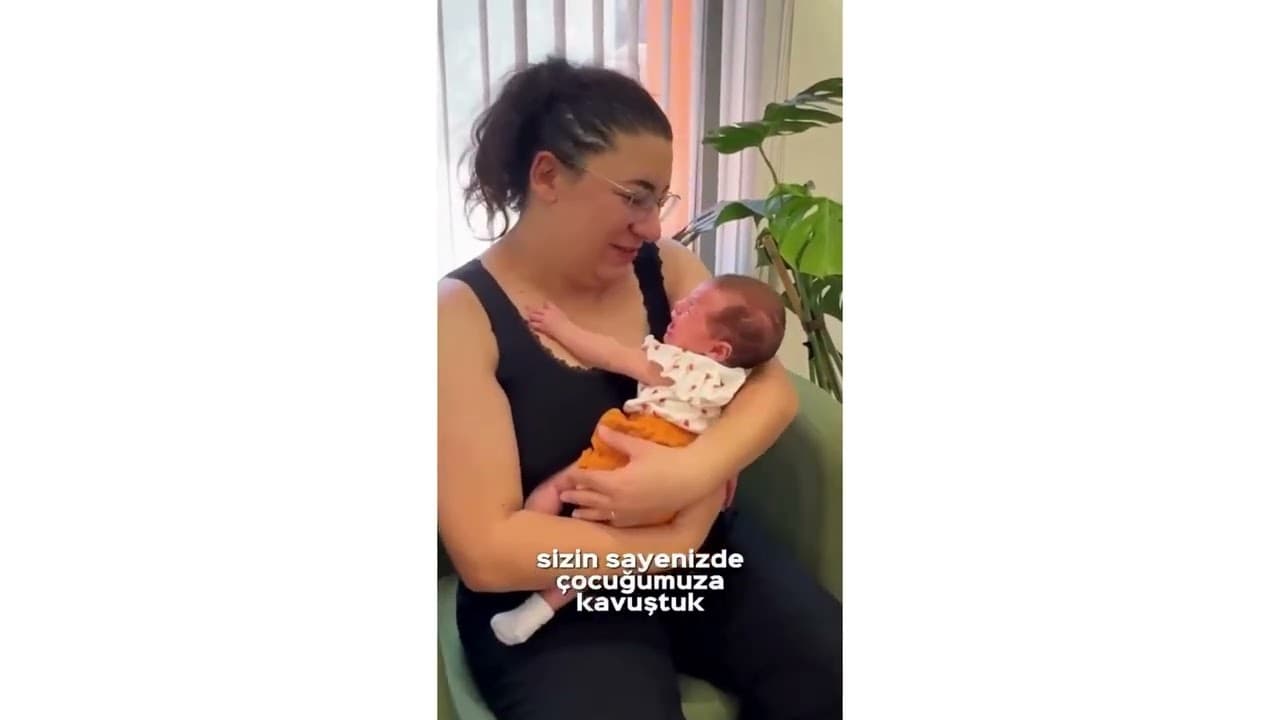 🥹🤍 Hikayemiz bazen bir gebelik haberi ile başlar bazen minik bir patikle mutluluğumuz büyür 🧦✨ Sonra o patiklerin içindeki minicik ayaklar, kapımızdan içeri girer . 👶🏻🤍